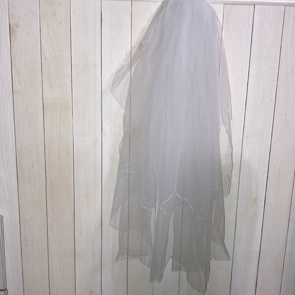 David's bridal Scalloped edge w/ crystal drop veil lke new ! - Picture 5 of 7